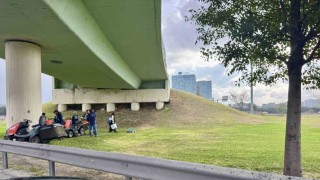 İşçiler yağmur yağınca viyadük altında yağmurdan korundu