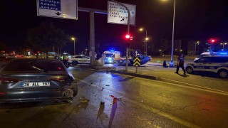 Işıkta bekleyen otomobile arkadan çarpıp, takla attı