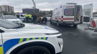 Islak zeminde kayan motosikletten düşen sürücü yaralandı