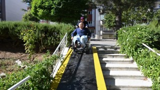 Isparta Belediyesinden yürüme engelli yaşlı adama hayatını kolaylaştıracak dokunuş