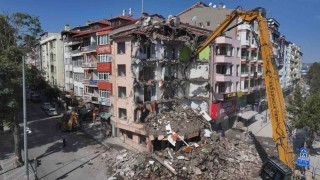 Ispartada 53 yıllık Çarşı Polis Karakolu binası riskli yapı olduğu için yıkıldı