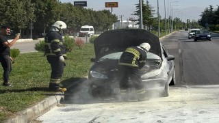 Ispartada seyir halindeki otomobil alev aldı