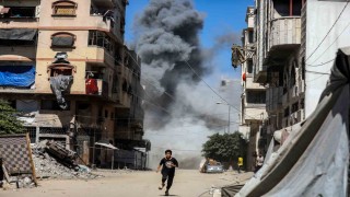 İsrail, Gazzede yerinden edilmiş Filistinlileri hedef aldı: 62 ölü