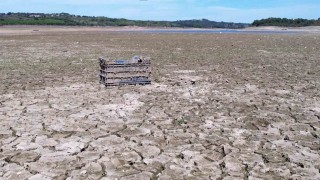 İstanbulda baraj suyu çekildi, atıklar gün yüzüne çıktı