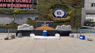 İstanbulda ele geçirilen uyuşturucu emniyette sergilendi