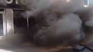 İtfaiye ekipleri yangınla mücadele ederken patlama yaşandı