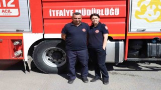 İtfaiyeci çift birlikte alevlerle savaşıyor