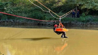 İtfaiyeden Sakarya Nehri üzerinde nefes kesen tatbikat