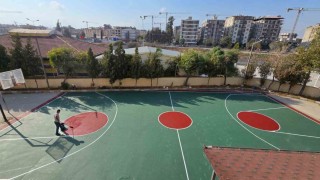 İZAKUT İzmir gönüllüleri Defnede iki spor sahası yaptı