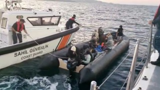 İzmir açıklarında iki operasyon: 32 düzensiz göçmen yakalandı, 35 göçmen kurtarıldı