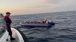 İzmirde 138 düzensiz göçmen ve 2 göçmen kaçakçısı yakalandı