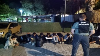 İzmirde 14 düzensiz göçmen yakalandı