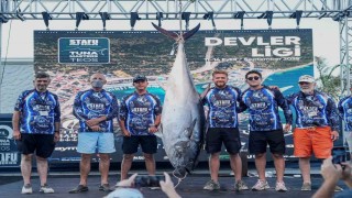 İzmirde 2.5 saat mücadeleyle 185 kiloluk dev orkinos yakalandı