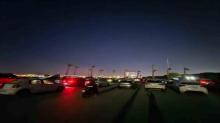 İzmirde arabada film keyfi