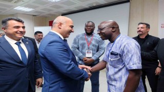 İzmirde Burkina Fasolu sağlıkçılar sertifikalarını aldı