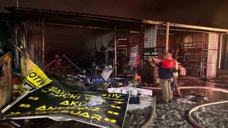 İzmirde sanayi sitesinde yangın: 3 iş yeri kül oldu