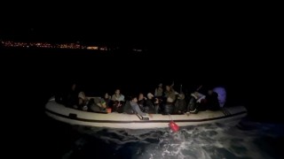İzmirde sürüklenen lastik bottaki 33 düzensiz göçmen kurtarıldı