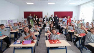 İzmirde yeni eğitim yılı Yeşil Vatanı Korumak temalı ilk dersle başladı