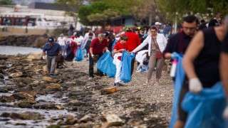 İzmirlilerden dünya rekoru için kıyı temizliği