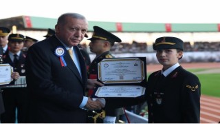 Jandarma Astsubay Meslek Yüksekokulu birincisi Gülsena Erken, diplomasını Cumhurbaşkanı Erdoğanın elinden aldı