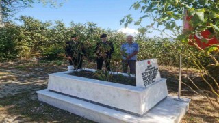 Jandarma şehit ailesini ve kabrini ziyaret etti