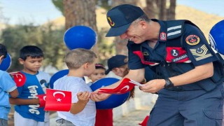 Jandarmadan öğrencilere Türk bayrağı