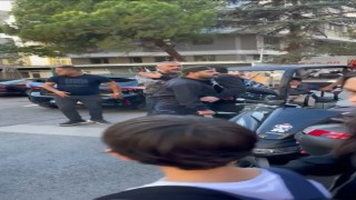 Kadıköyde bir şahıs çocuğunun gözü önünde velilere bıçakla saldırmaya çalıştı