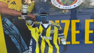 Kadıköyde Fenerbahçe forması giyen robot ilgi odağı oldu