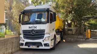 Kadıköyde hafriyat kamyonu ara sokakta sıkıştı