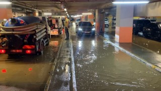 Kadıköyde su borusu patladı: AVM otoparkı göle döndü