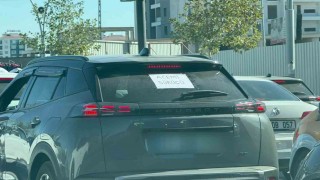 Kadın şoför aracına Acemi sürücü yazısı asarak önlem aldı