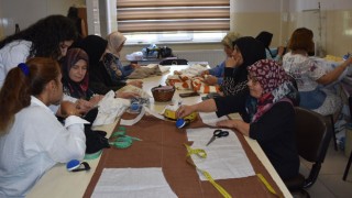 Kadınlar Hem Meslek Öğreniyor Hem Kendi Kıyafetlerini Dikiyor