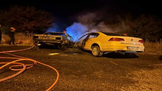 Kafa kafaya çarpışan otomobiller alev aldı: 2 yaralı