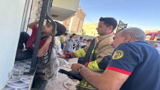 Kafası pencerenin demir korkuluğuna sıkışan çocuğu itfaiye ekipleri kurtardı