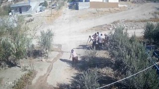 Kafası taşla ezilmek istenen baygın kocasını saldırganlara taş atarak kurtardı