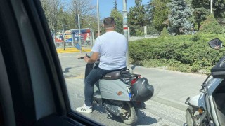 Kafasına takmadığı kaskla motosikletin plakasını kapattı