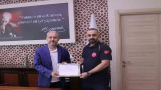 Kağıt toplayıcı çocuğa ayakkabılarını veren sağlık ekibine teşekkür