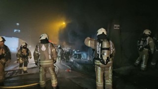 Kağıthanede 5 katlı bina alevlere teslim oldu