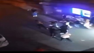 Kalabalık bir grup tarafından darp edilen genç esnafa sığındı