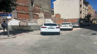 Kaldırım değil adeta park alanı