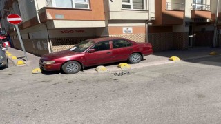 Kaldırıma park eden sürücüye apartman yöneticisinden notlu uyarı