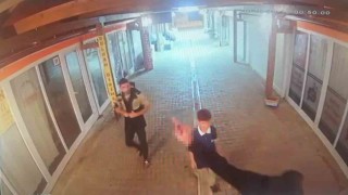 Kameralara el hareketi çeken ‘pişkin hırsız Türk polisinden kaçamadı