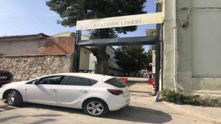 Kamyon kasasının takıldığı okul kapısında zarar oluştu