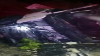 Kamyon şarampole devrildi: Sürücünün eşi hayatını kaybetti