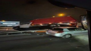 Kamyonet bariyerlere uçtu