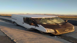 Kamyonet refüje çarptı: 2 yaralı