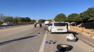 Kamyonet yol kenarında lastik değiştiren çifte çarptı: 2 ölü, 2 yaralı