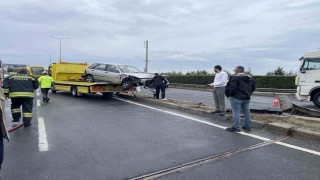 Kamyonla çarpışan otomobil refüje daldı