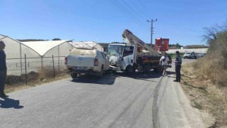 Kamyonla otomobil kafa kafaya çarpıştı: 3 yaralı