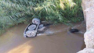 Kanala devrilen araçtaki baba ve oğlu boğuldu